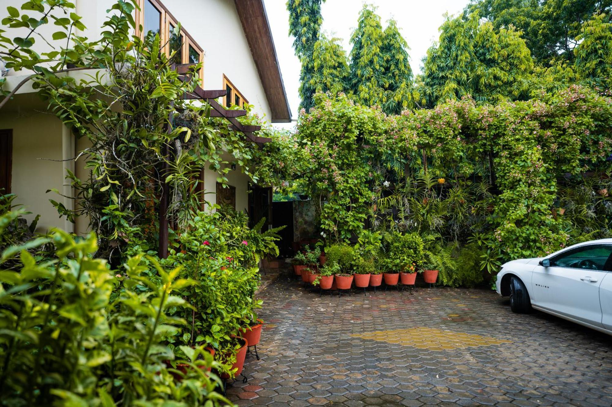 Esther'S Hotel Accra Extérieur photo