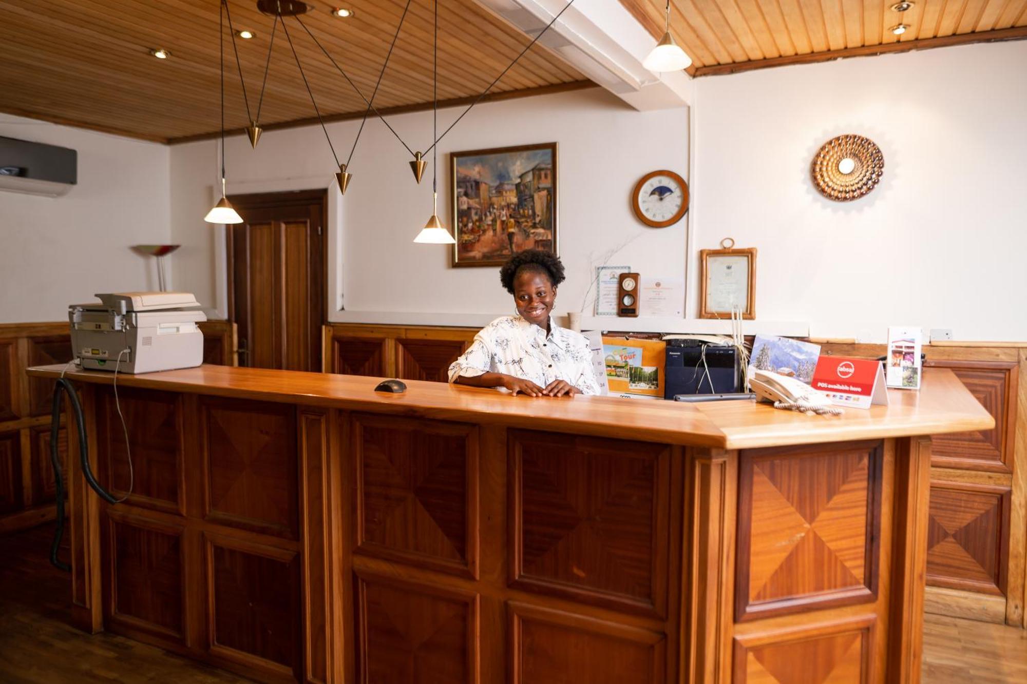 Esther'S Hotel Accra Extérieur photo
